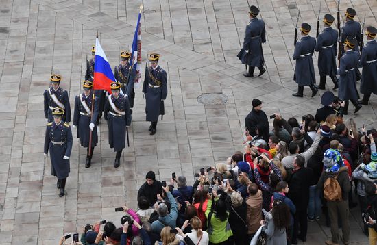 Последняя в 2019 году церемония развода пеших и конных караулов Президентского полка