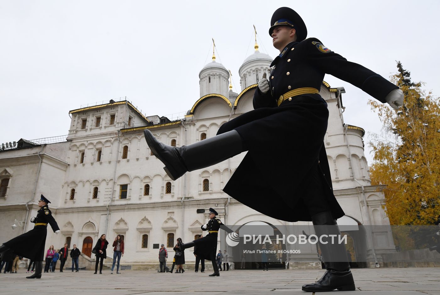 Последняя в 2019 году церемония развода пеших и конных караулов Президентского полка