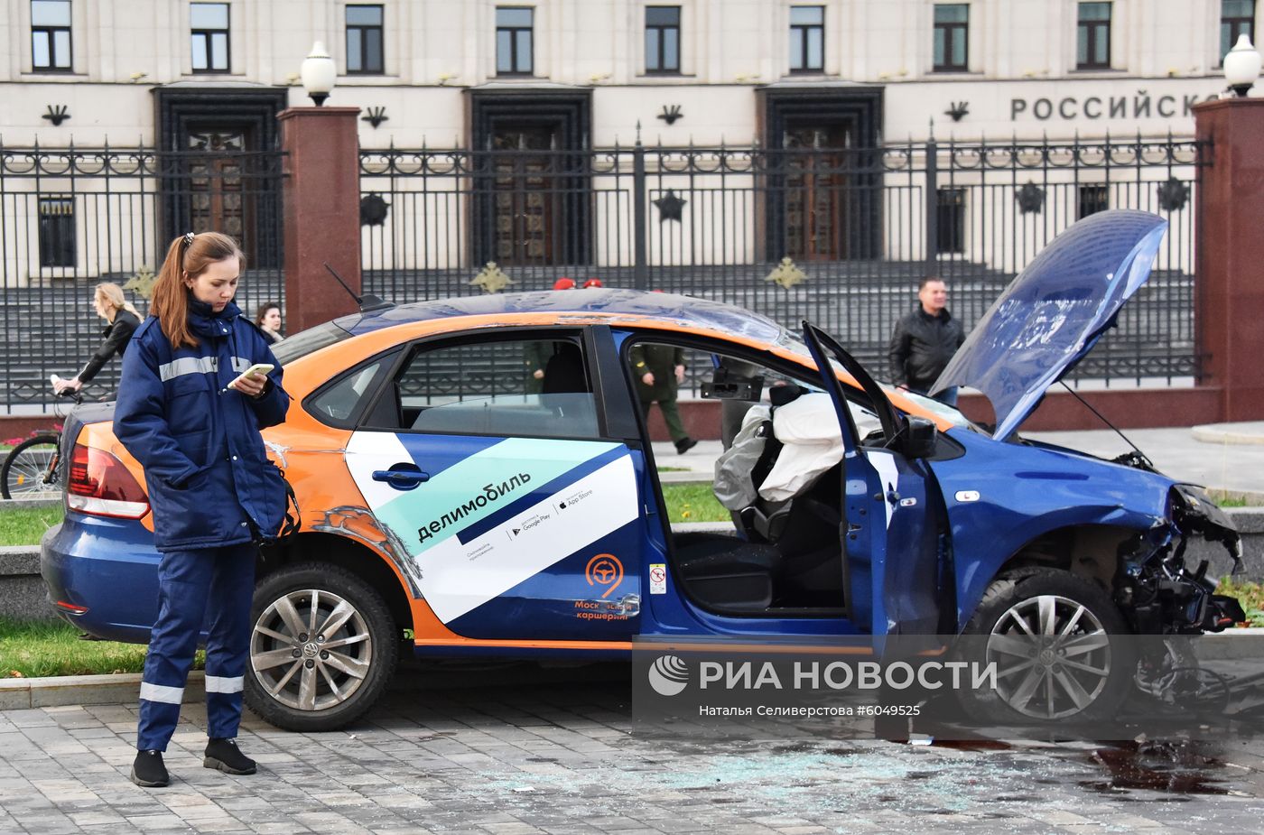 Каршеринговый автомобиль попал в ДТП возле здания Минобороны в Москве