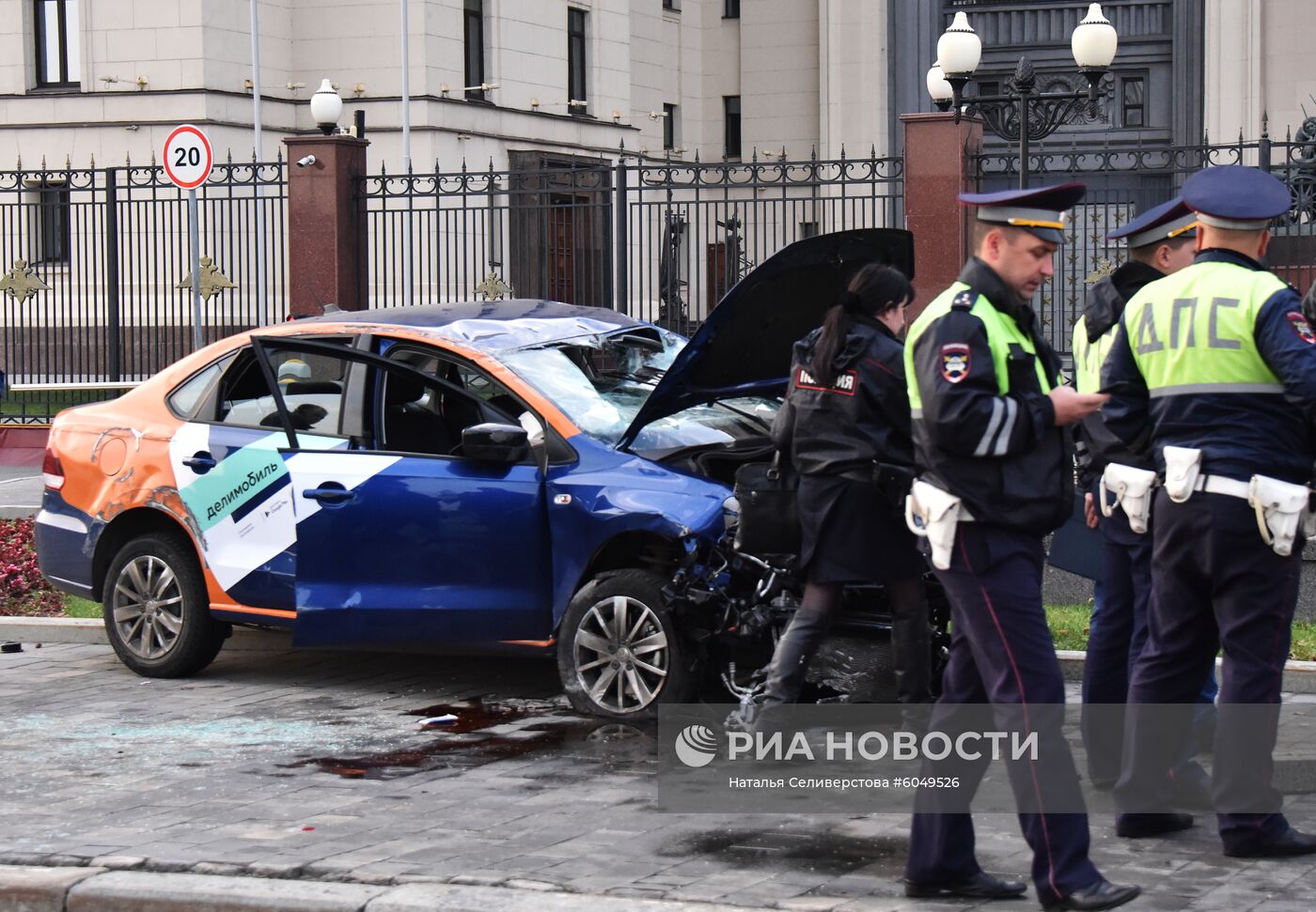 Каршеринговый автомобиль попал в ДТП возле здания Минобороны в Москве