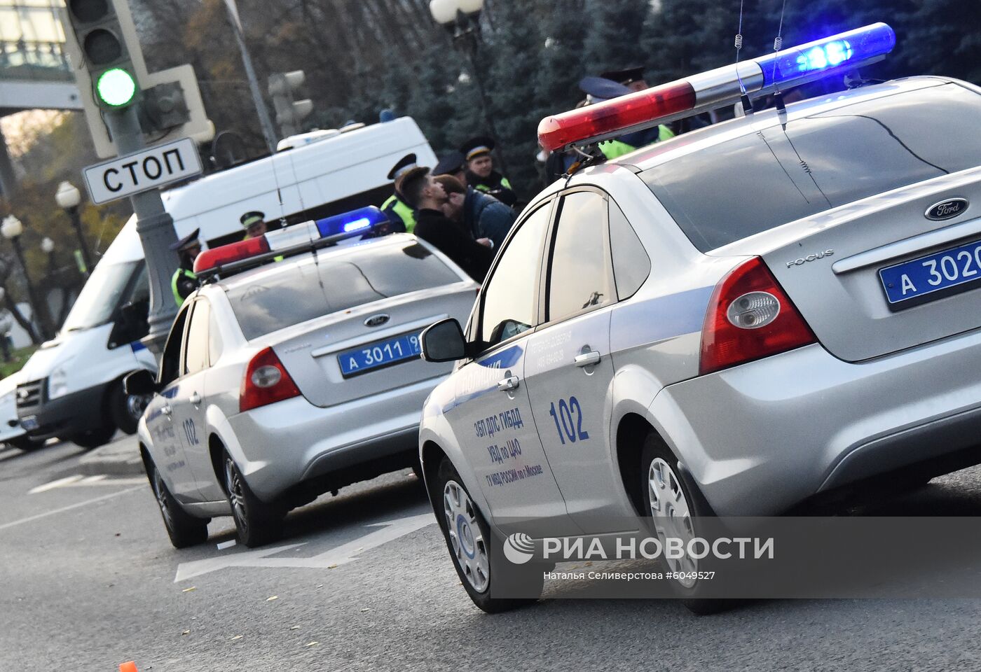 Каршеринговый автомобиль попал в ДТП возле здания Минобороны в Москве