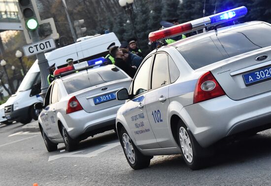 Каршеринговый автомобиль попал в ДТП возле здания Минобороны в Москве