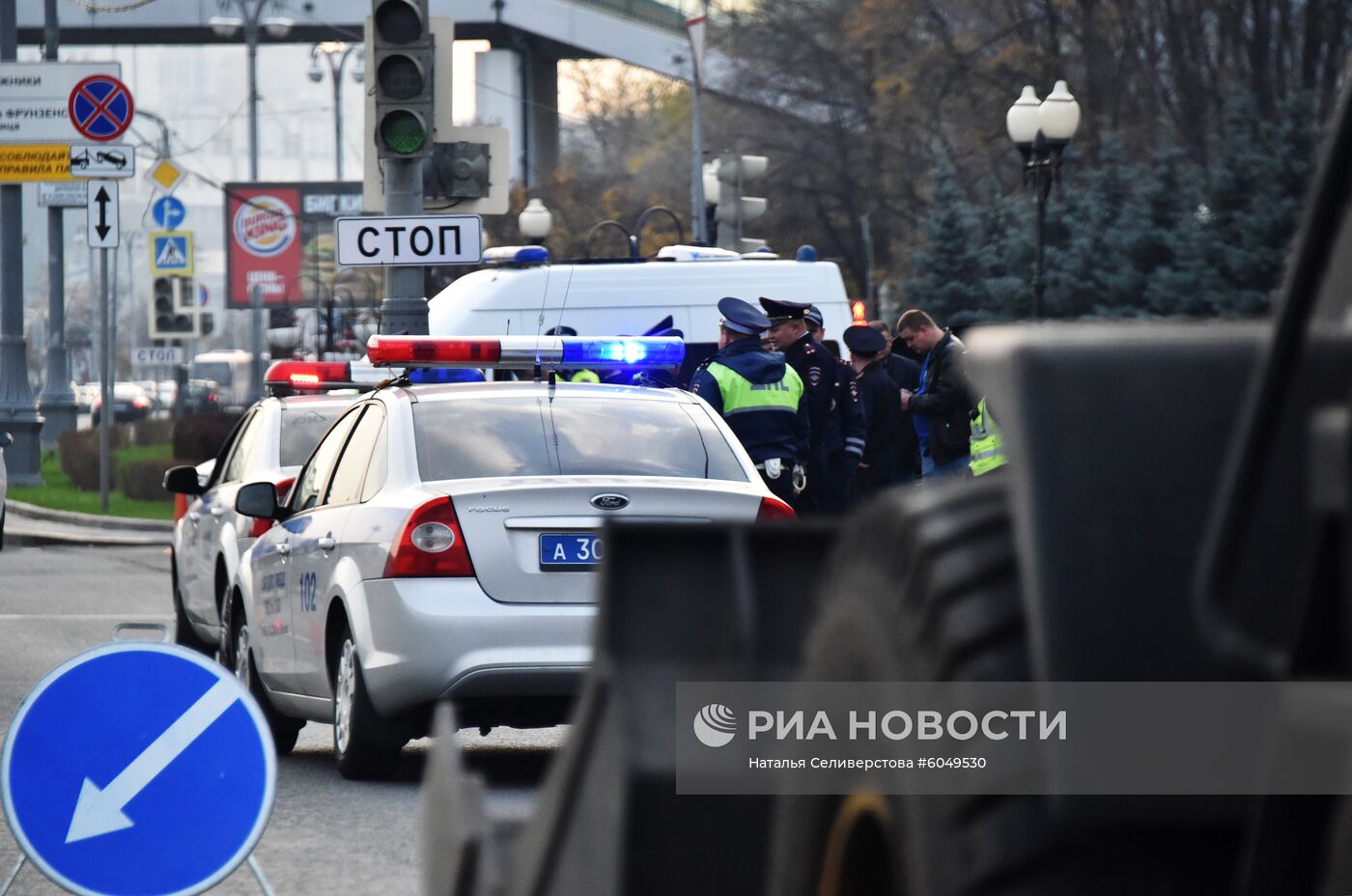 Каршеринговый автомобиль попал в ДТП возле здания Минобороны в Москве