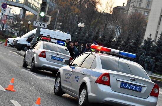 Каршеринговый автомобиль попал в ДТП возле здания Минобороны в Москве