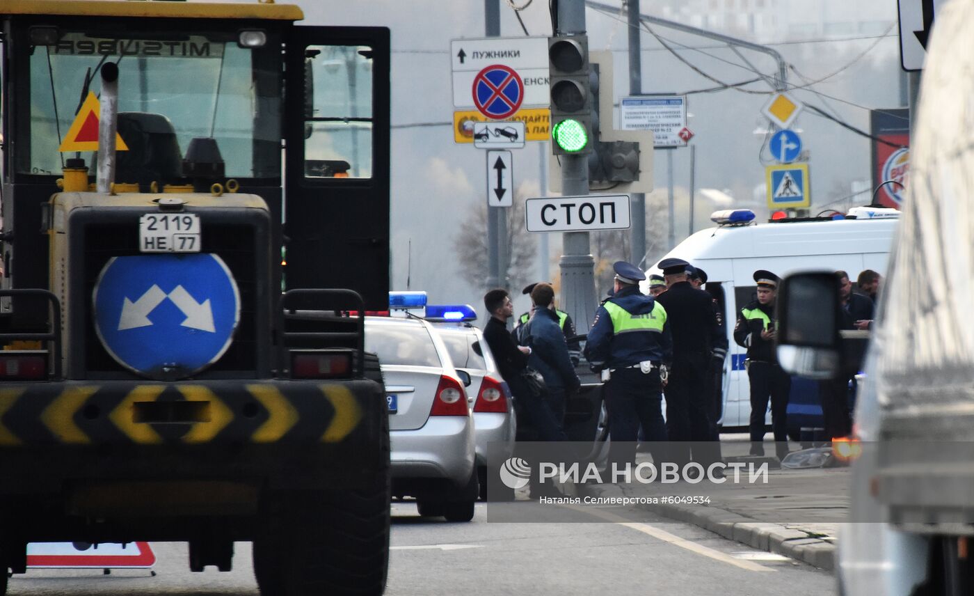 Каршеринговый автомобиль попал в ДТП возле здания Минобороны в Москве
