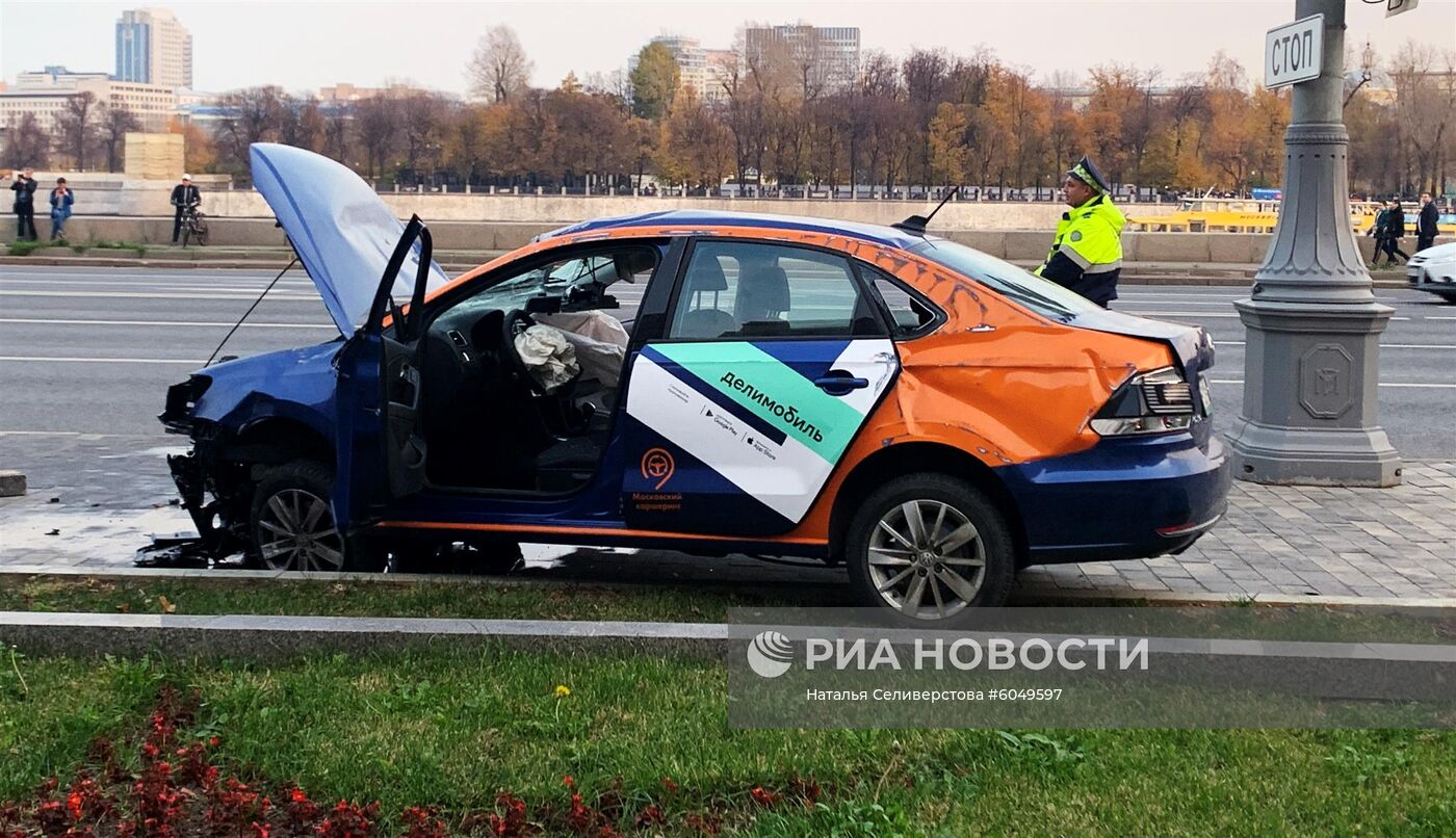 Каршеринговый автомобиль попал в ДТП возле здания Минобороны в Москве