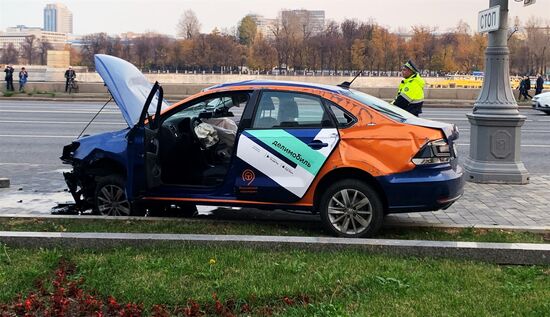 Каршеринговый автомобиль попал в ДТП возле здания Минобороны в Москве