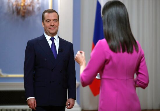 Интервью премьер-министра РФ Д. Медведева телеканалу "Россия 24"