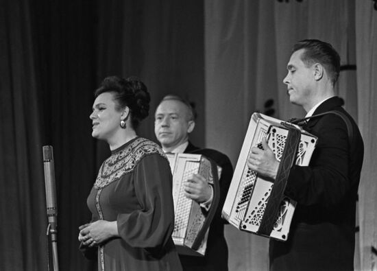 Советская певица Л. Зыкина