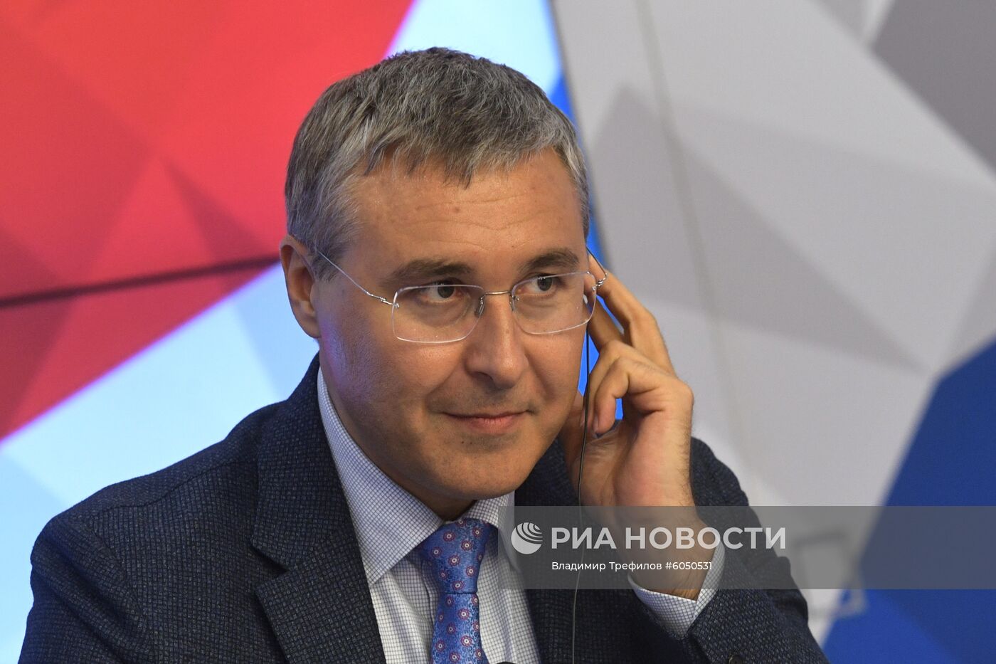 Круглый стол "Надо ли адаптировать обучение под студентов? Как меняется сегодня высшее образование в России"