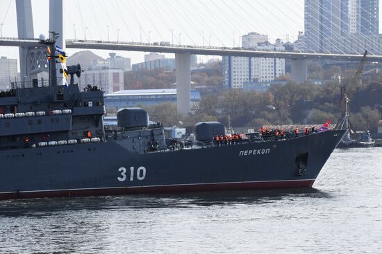 Встреча учебного корабля Балтийского флота "Перекоп" во Владивостоке