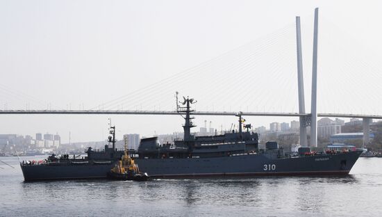 Встреча учебного корабля Балтийского флота "Перекоп" во Владивостоке