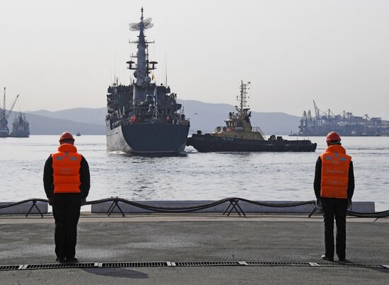 Встреча учебного корабля Балтийского флота "Перекоп" во Владивостоке