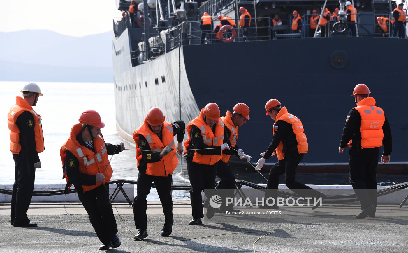 Встреча учебного корабля Балтийского флота "Перекоп" во Владивостоке