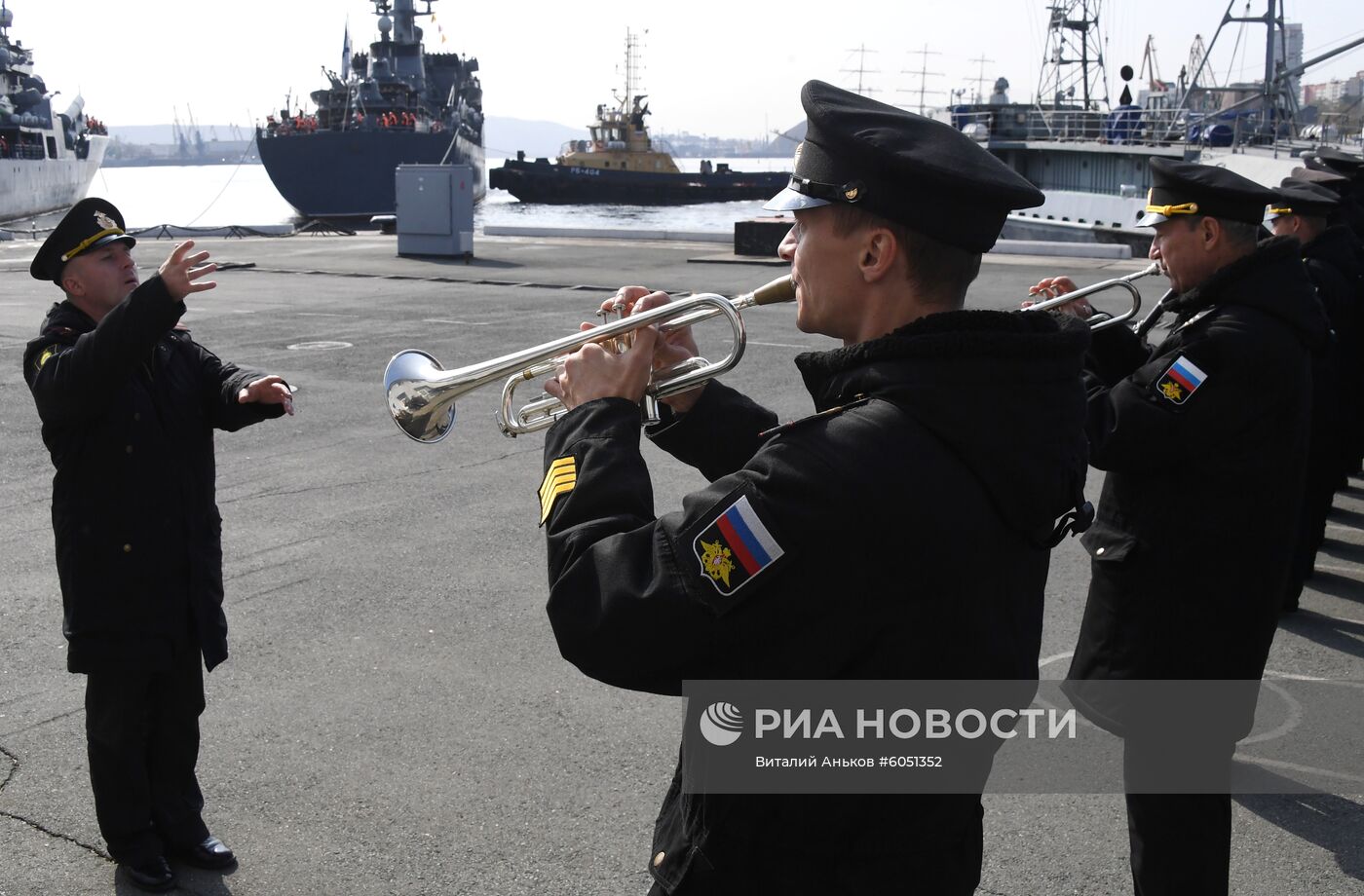 Встреча учебного корабля Балтийского флота "Перекоп" во Владивостоке