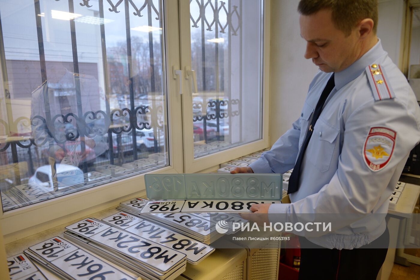 Выдача номеров в ГИБДД | РИА Новости Медиабанк