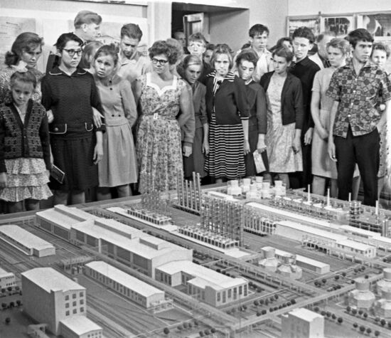 Выставка "Химия на службе коммунизма"