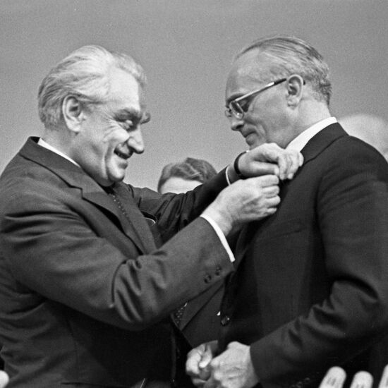 Вручение Международной Ленинской премии датскому художнику Х. Бидструпу