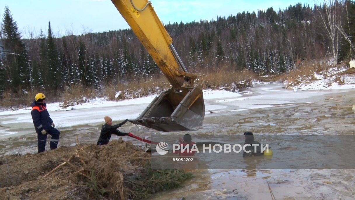 Поисковые работы на месте прорыва дамбы в Красноярском крае