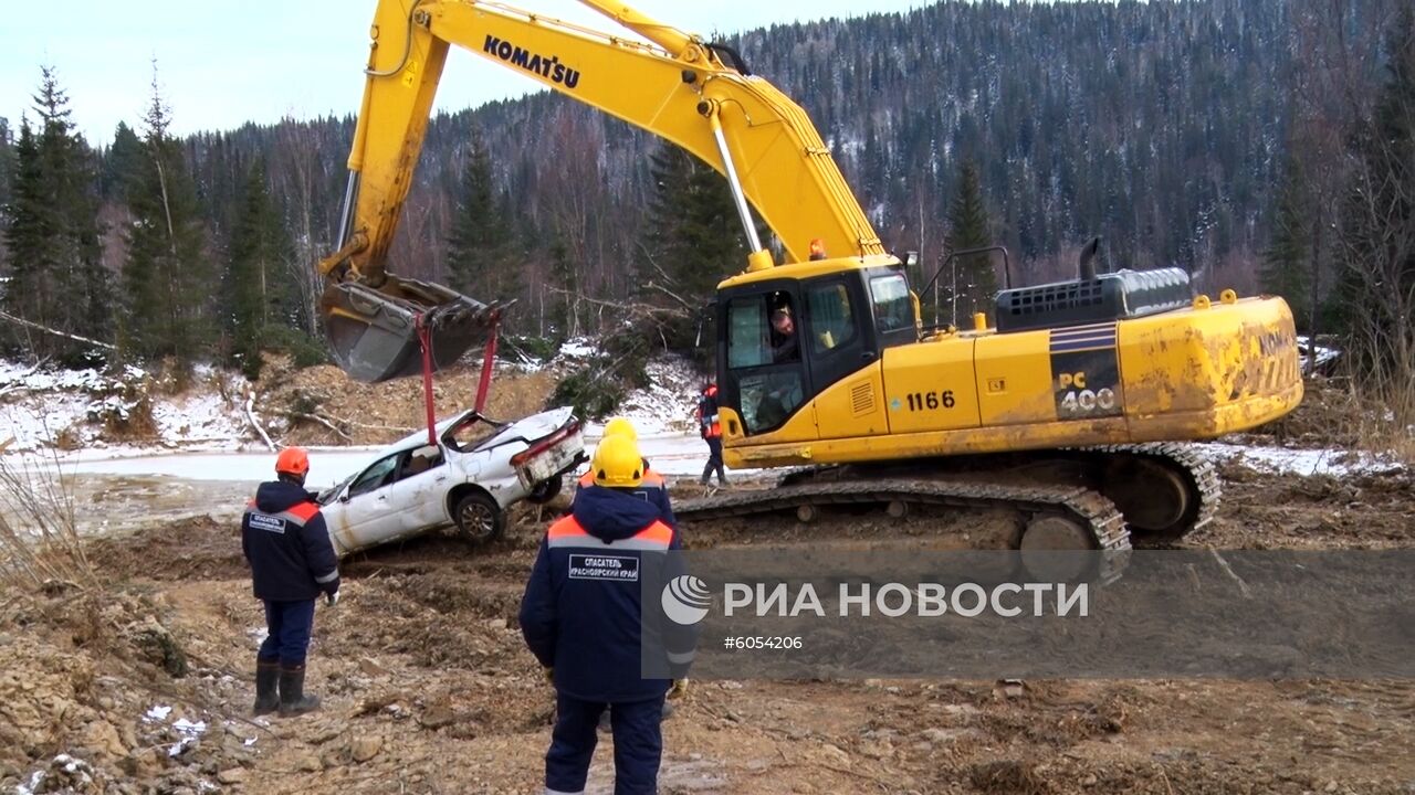 Поисковые работы на месте прорыва дамбы в Красноярском крае