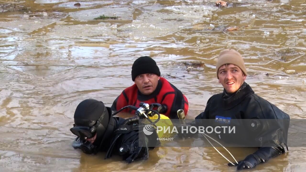 Поисковые работы на месте прорыва дамбы в Красноярском крае