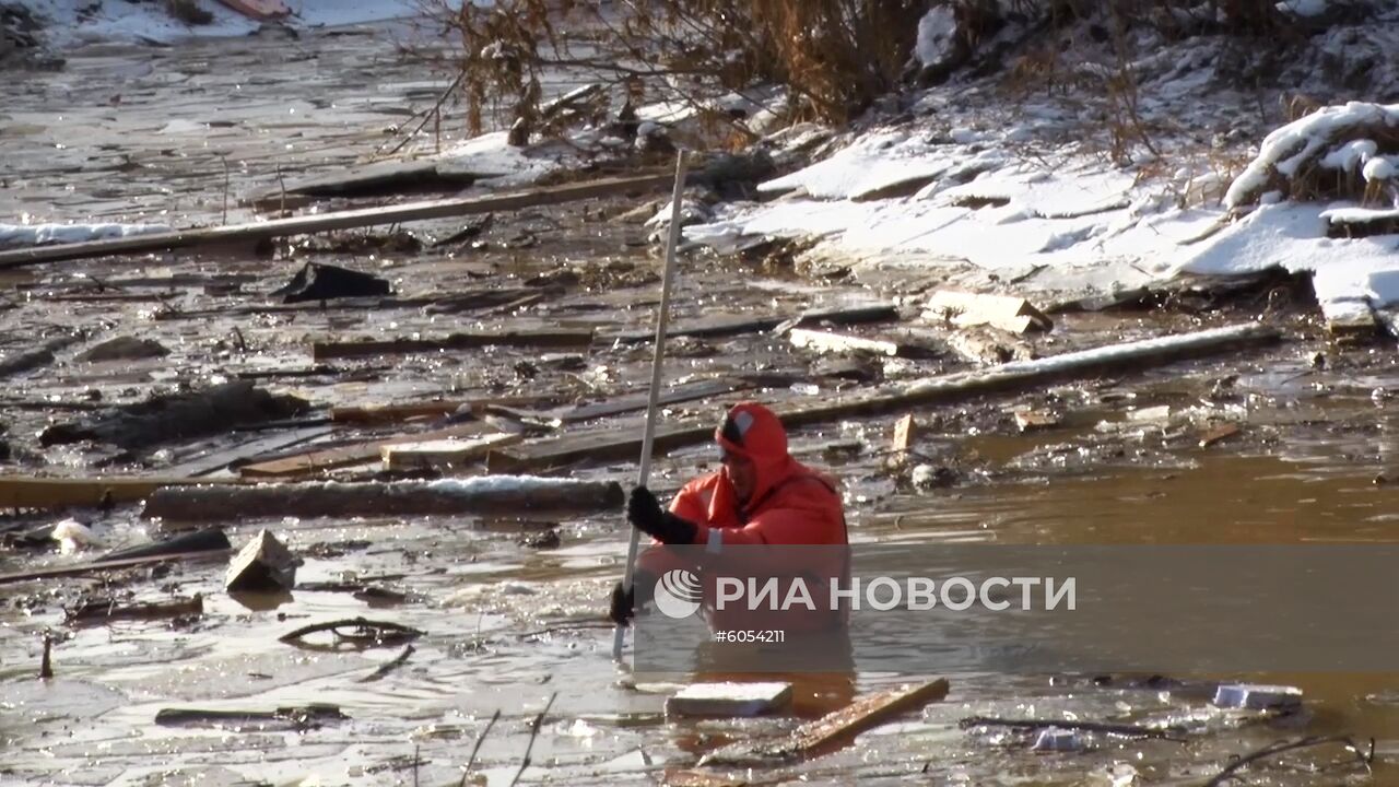 Поисковые работы на месте прорыва дамбы в Красноярском крае
