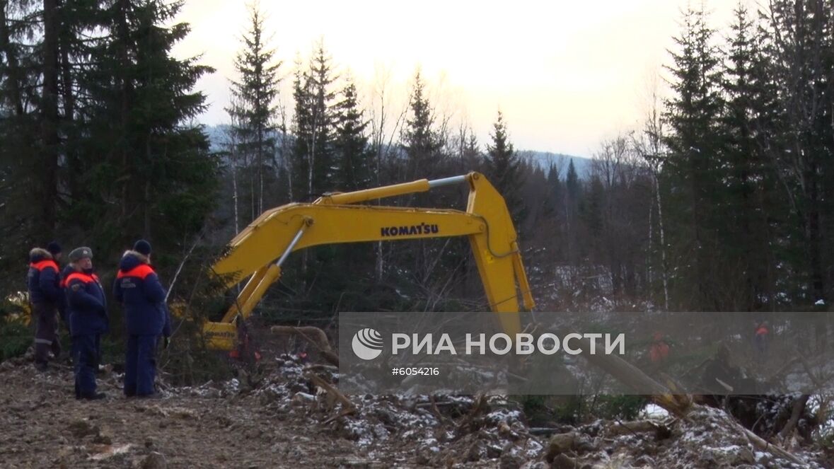 Поисковые работы на месте прорыва дамбы в Красноярском крае