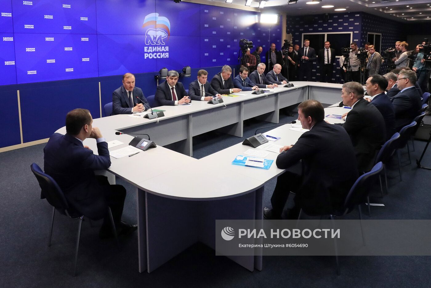 Премьер-министр РФ Д. Медведев провел встречу с кандидатами в секретари региональных отделений "Единой России"