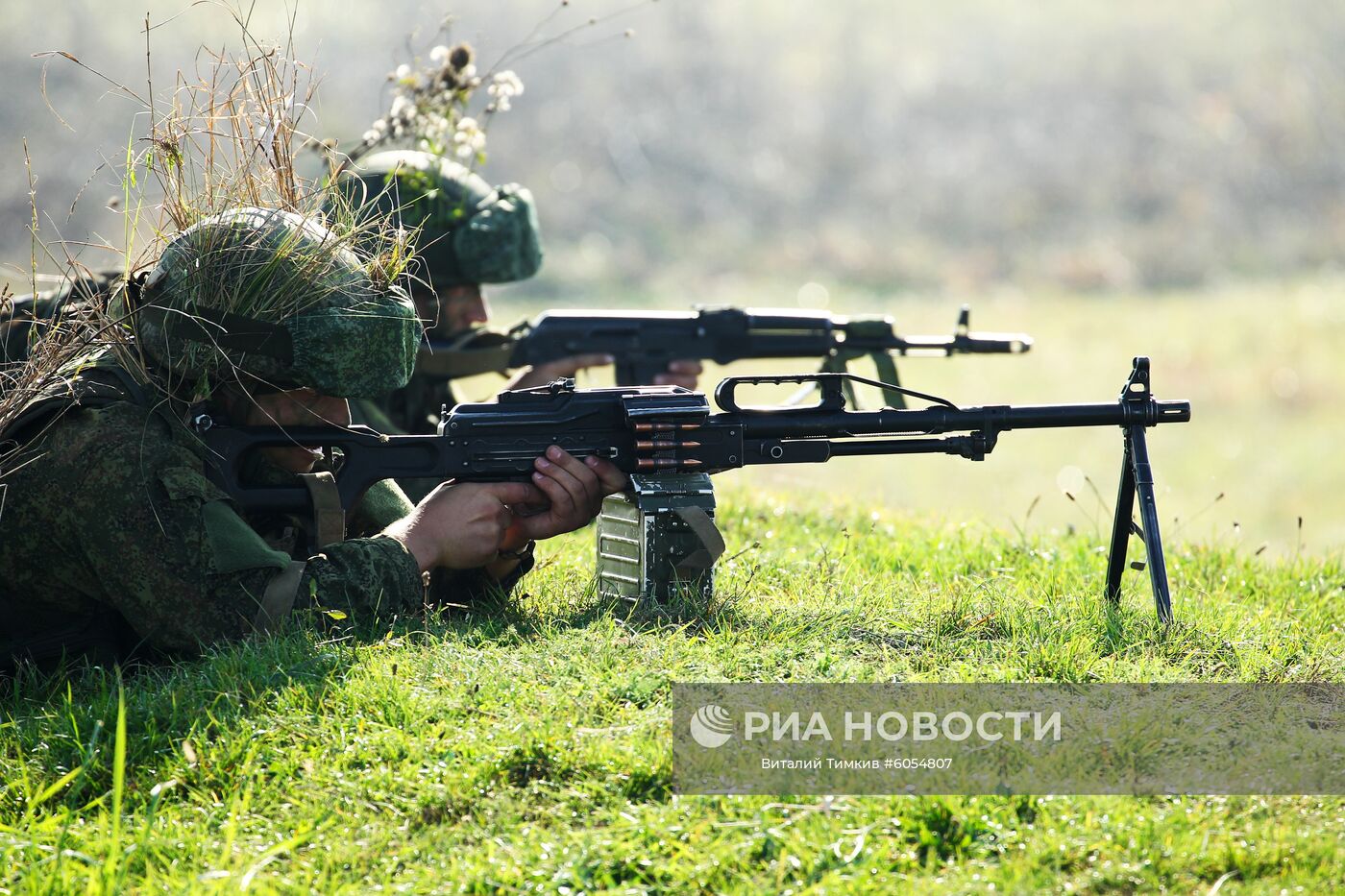 Военнослужащие стреляют из пулемёта Калашникова пехотного "Печенег" во время тактико-специальных учений подразделения специального назначения Южного военного округа на полигоне Молькино в Краснодарском крае. Место: Россия, Краснодарский край. Автор: Виталий Тимкив/РИА Новости. Учения соединения спецназначения ЮВО