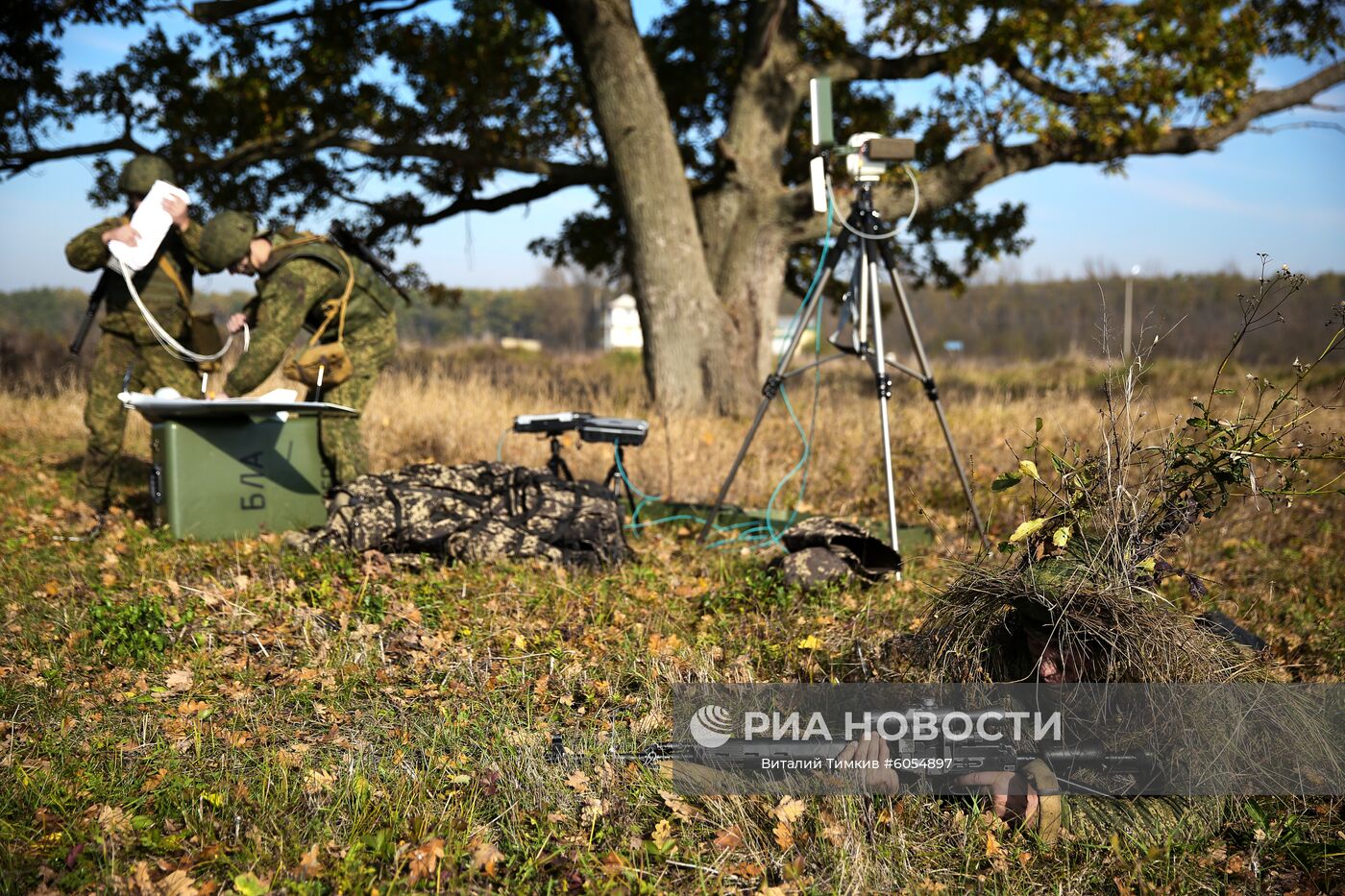 Военнослужащие подготавливают к запуску беспилотный летательный аппарат "Тахион" во время тактико-специальных учений подразделения специального назначения Южного военного округа на полигоне Молькино в Краснодарском крае. Место: Россия, Краснодарский край. Автор: Виталий Тимкив/РИА Новости. Учения соединения спецназначения ЮВО
