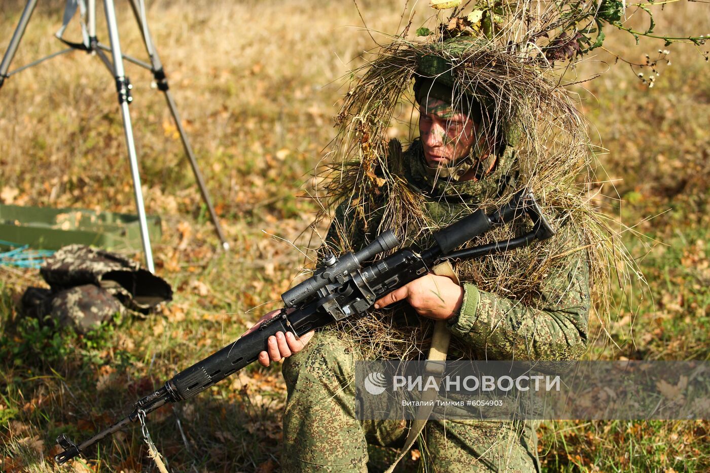 Военнослужащий со снайперской винтовкой Драгунова во время тактико-специальных учений подразделения специального назначения Южного военного округа на полигоне Молькино в Краснодарском крае. Место: Россия, Краснодарский край. Автор: Виталий Тимкив/РИА Новости. Учения соединения спецназначения ЮВО