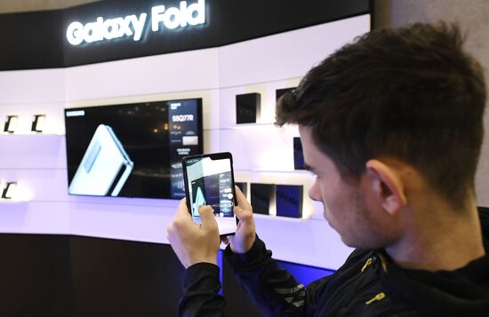 Старт продаж смартфонов Samsung Galaxy Fold с гибким экраном