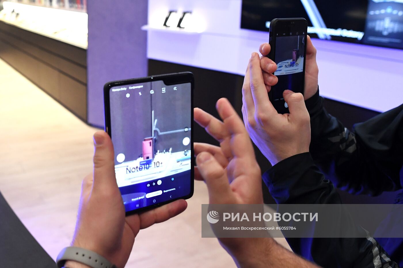 Старт продаж смартфонов Samsung Galaxy Fold с гибким экраном
