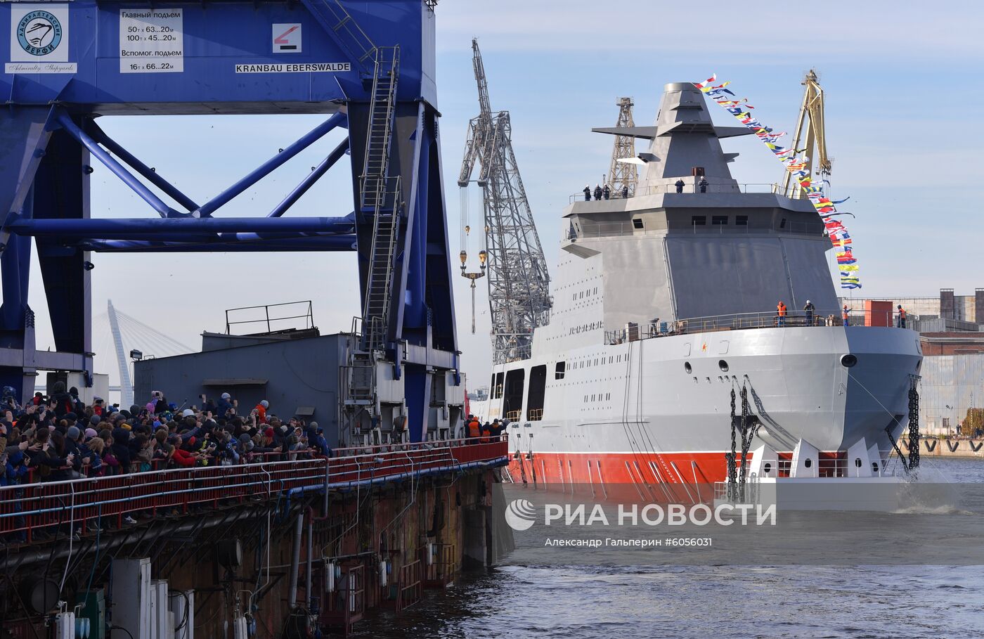 Спуск на воду патрульного корабля "Иван Папанин" в Санкт-Петербурге