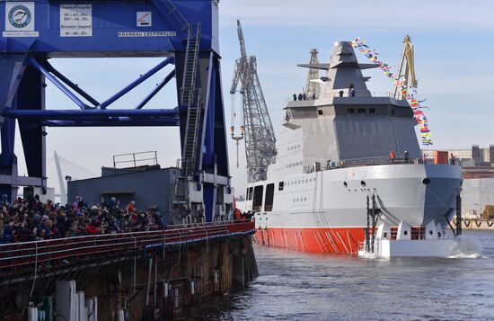 Спуск на воду патрульного корабля "Иван Папанин" в Санкт-Петербурге