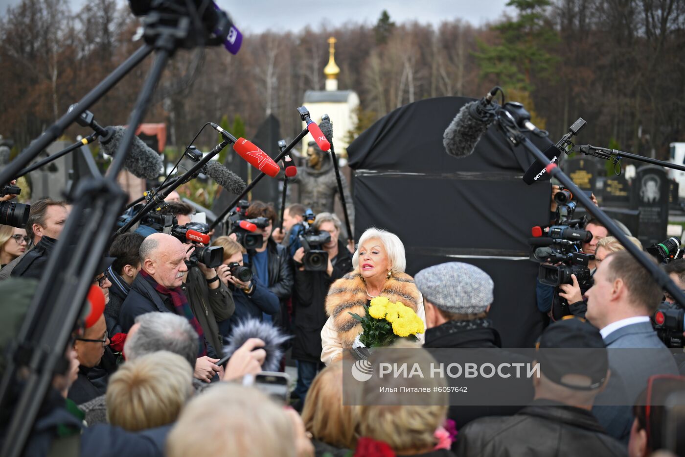 Открытие памятника Н. Караченцову