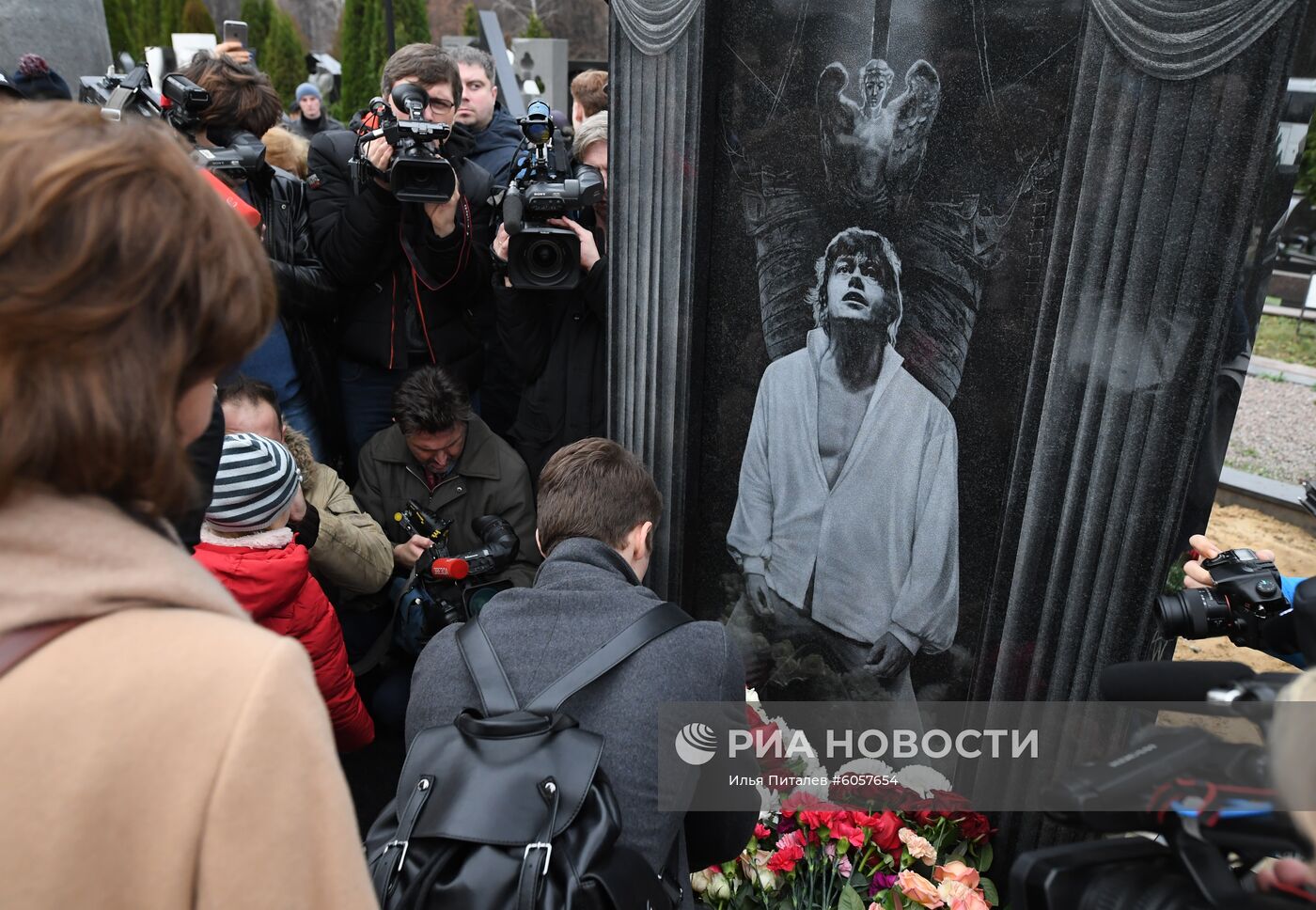 Открытие памятника Н. Караченцову