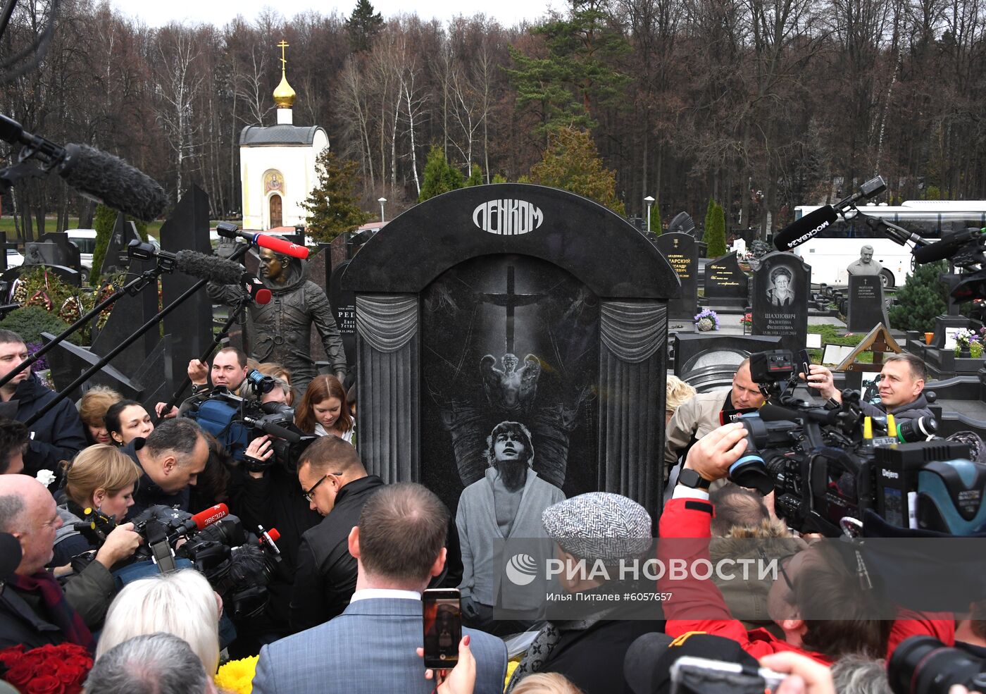 Открытие памятника Н. Караченцову