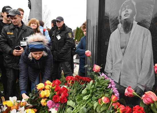 Открытие памятника Н. Караченцову