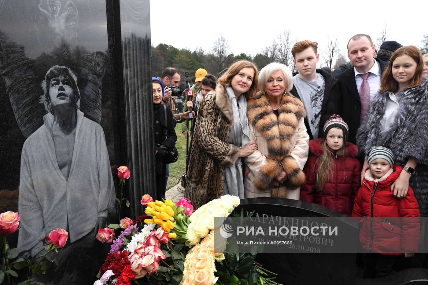 Открытие памятника Н. Караченцову