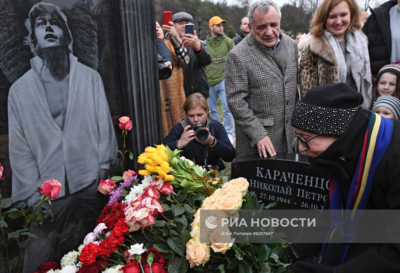 Открытие памятника Н. Караченцову