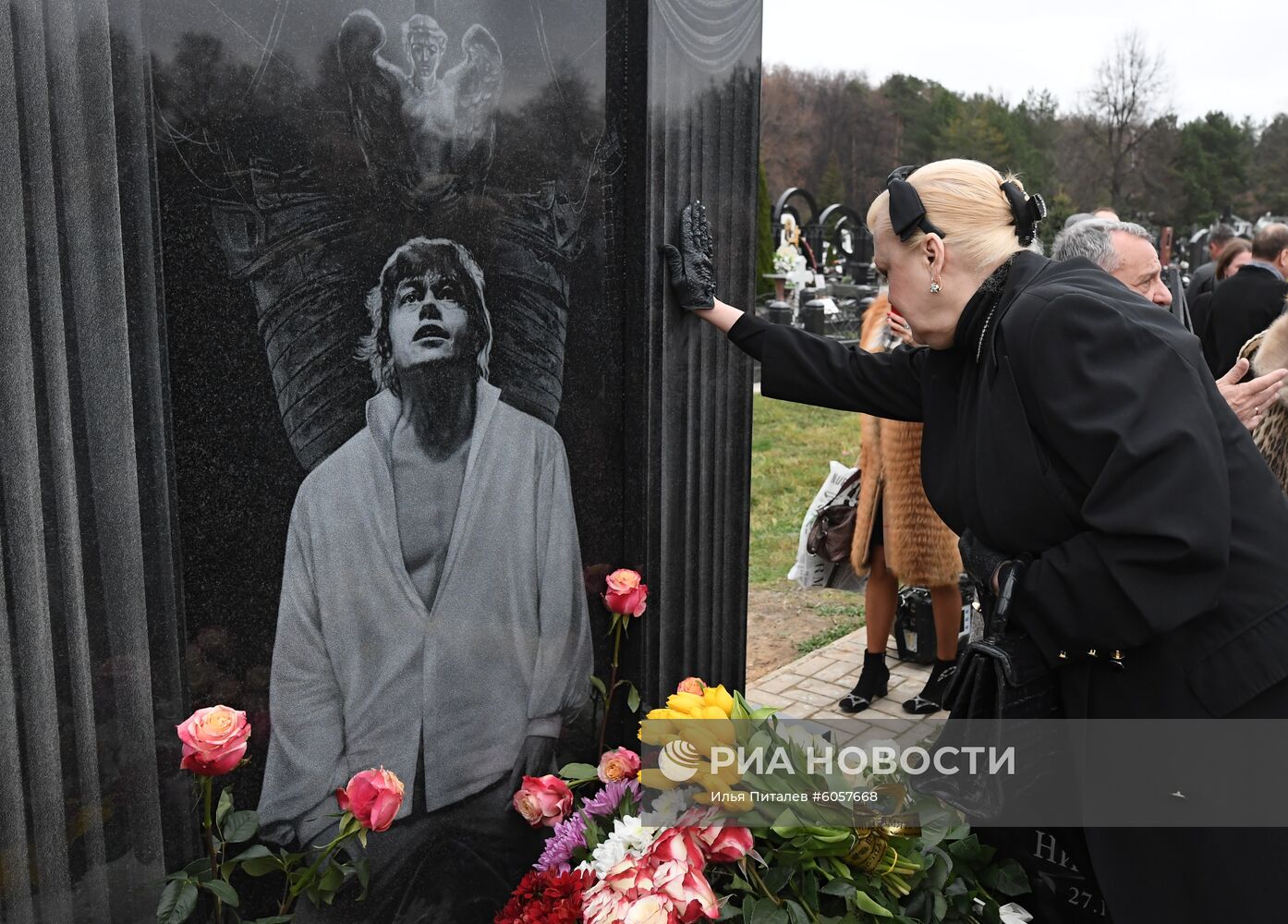 Открытие памятника Н. Караченцову