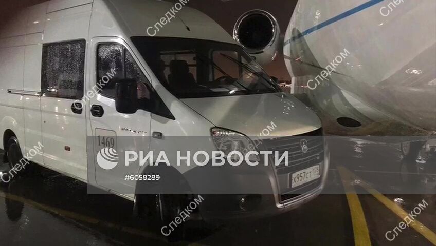 В аэропорту Пулково служебный автомобиль столкнулся с воздушным судном