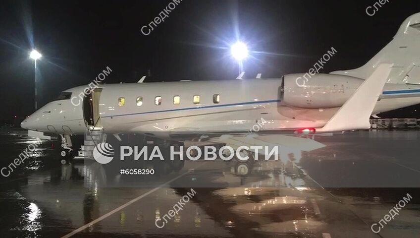 В аэропорту Пулково служебный автомобиль столкнулся с воздушным судном