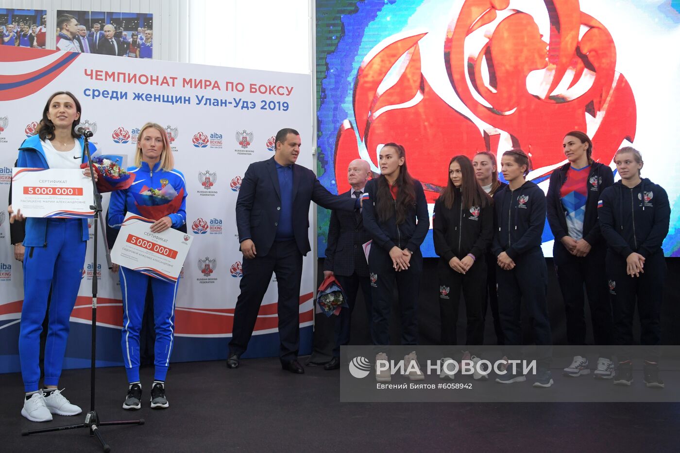 Федерация бокса России наградила легкоатлеток М. Ласицкине и А. Сидорову
