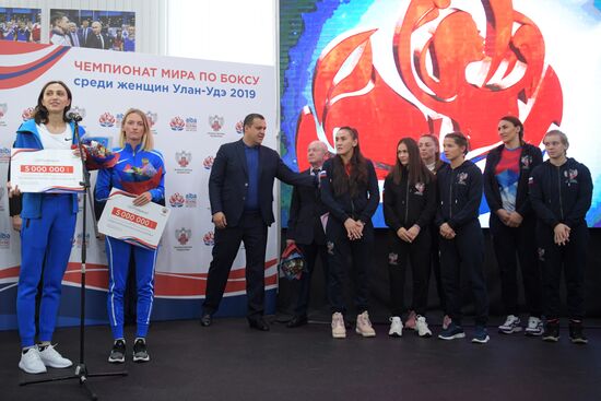 Федерация бокса России наградила легкоатлеток М. Ласицкине и А. Сидорову