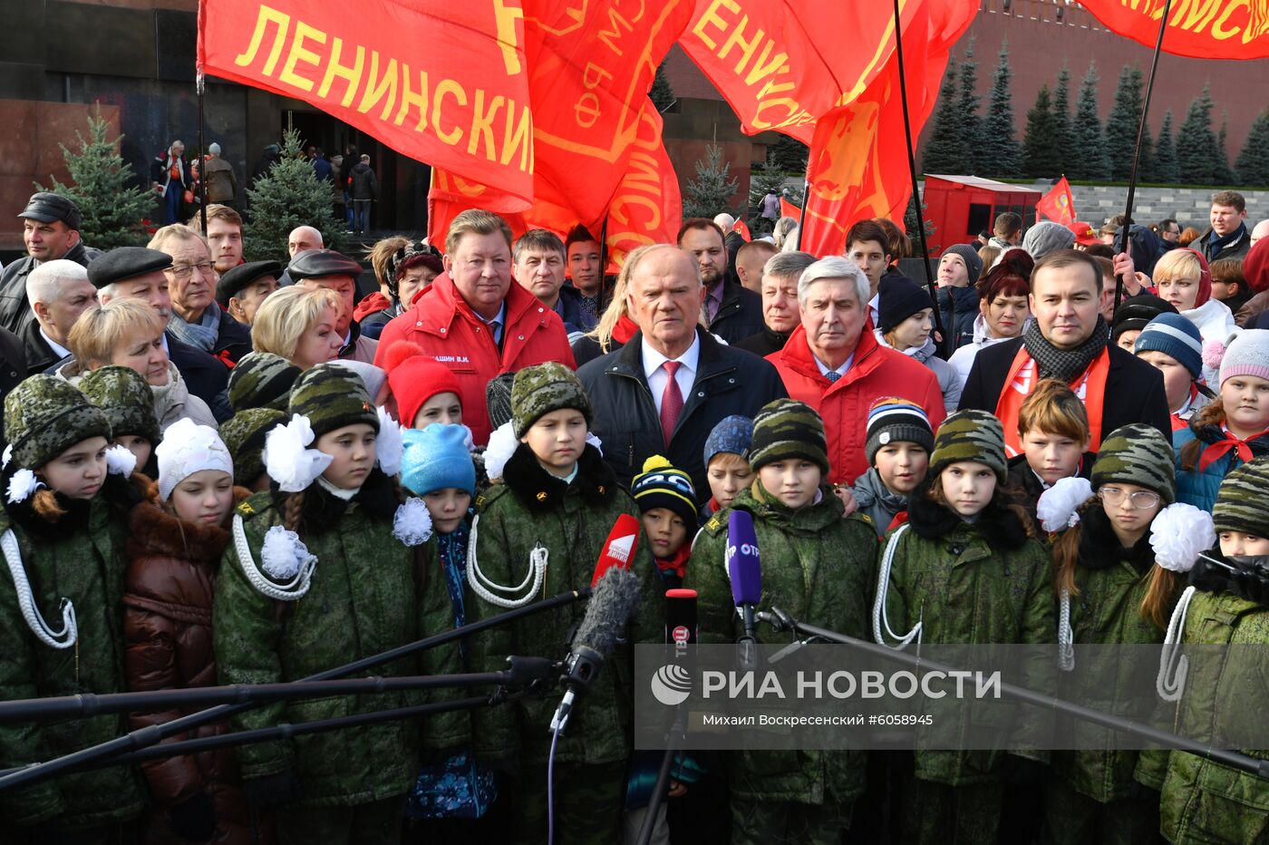 Возложение венков и цветов к Мавзолею В. И. Ленина