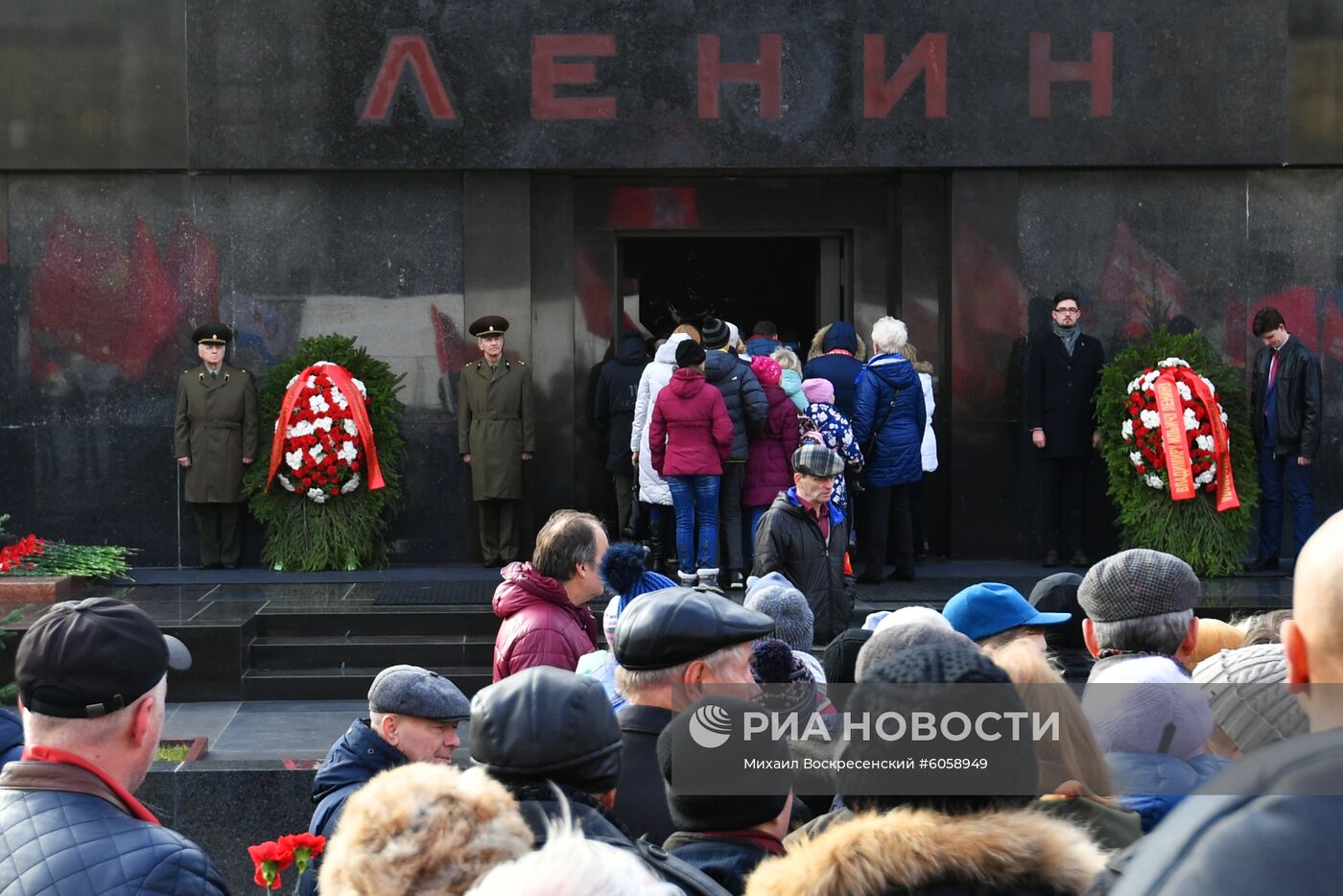 Возложение венков и цветов к Мавзолею В. И. Ленина