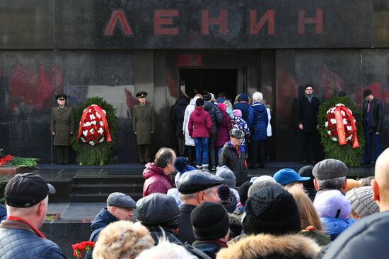 Возложение венков и цветов к Мавзолею В. И. Ленина