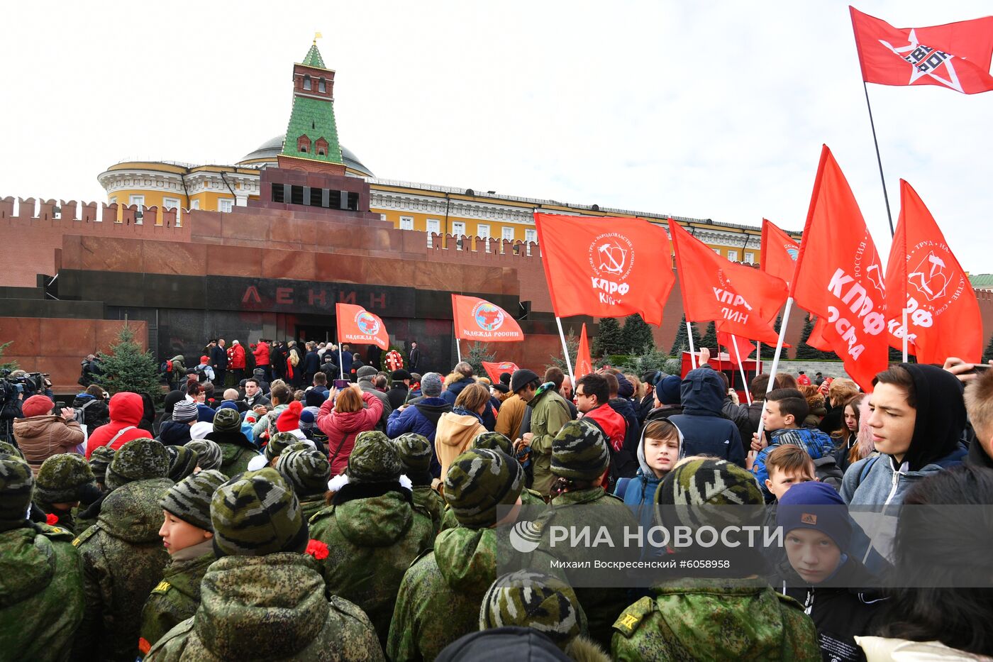 Возложение венков и цветов к Мавзолею В. И. Ленина